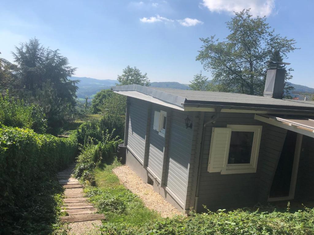 un piccolo edificio blu con una finestra sul lato di Ferienhaus Auszeit a Lindenfels