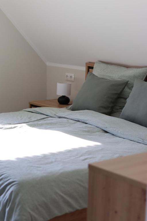 una camera da letto con un grande letto bianco e un tavolo di Ferienwohnung Ostfrieslandliebe a Südbrookmerland