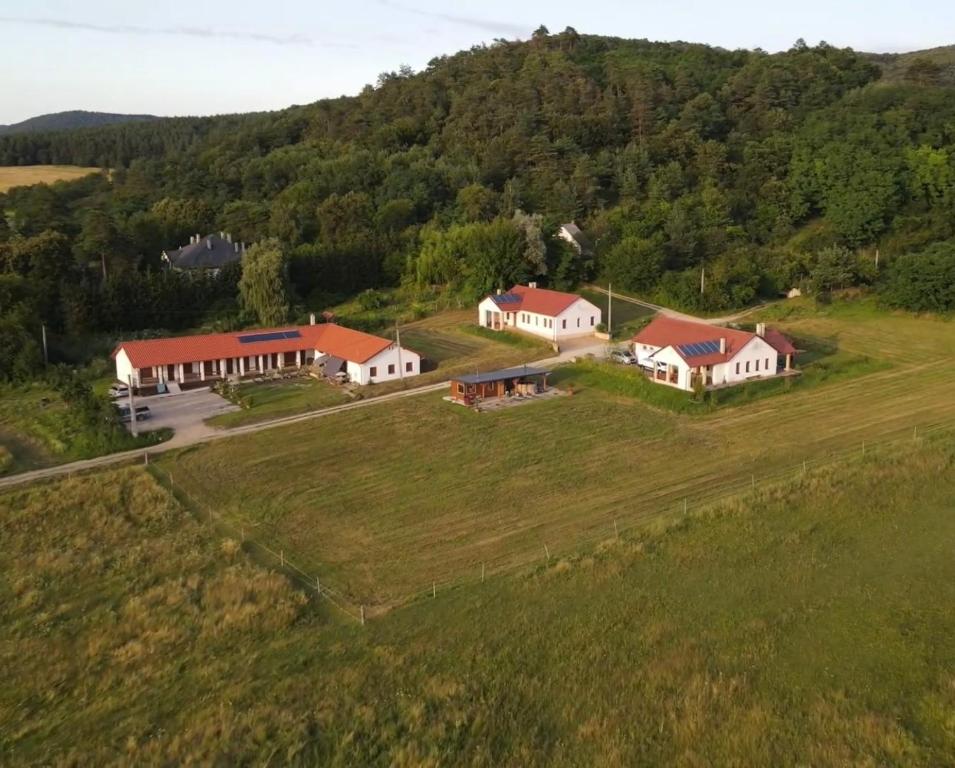 una vista aérea de una casa en una colina en Bánvölgye Vendégház és Rendezvényház en Bánhorváti