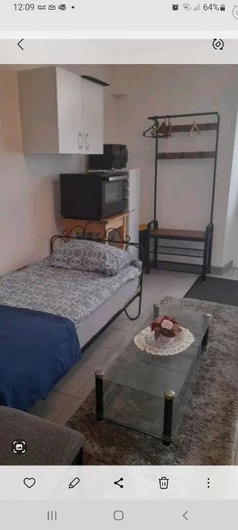 1 dormitorio con cama y mesa de centro en Fleurs de loutus 2, en Romilly-sur-Seine