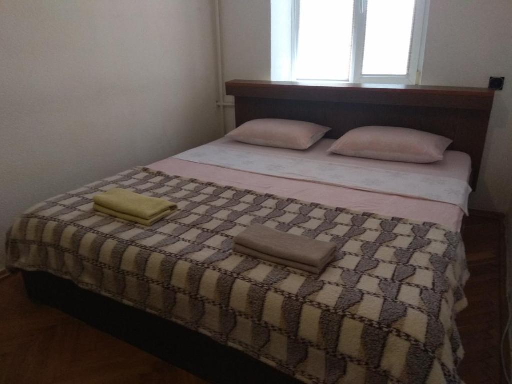 una camera con un letto con due cuscini sopra di 3- х комнатная квартира в центре a Rivne