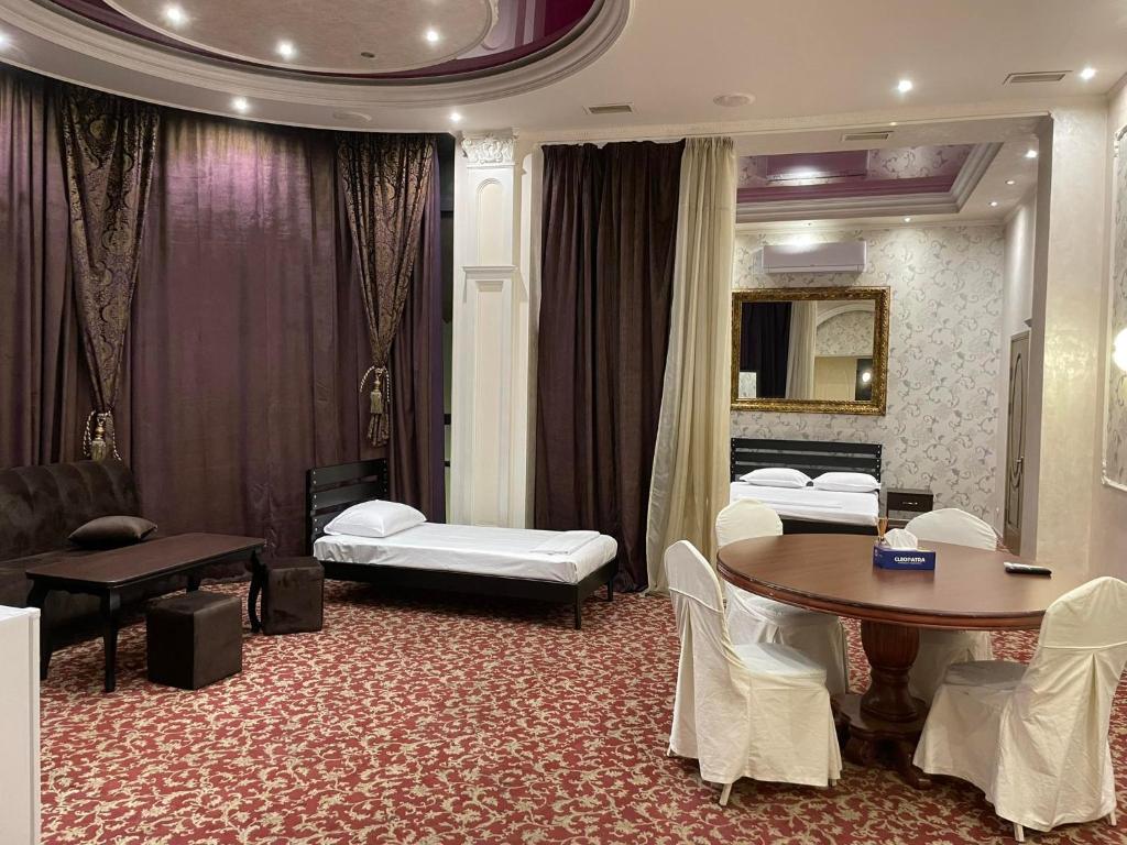 Postel nebo postele na pokoji v ubytování Dostoevsky Hotel Աղ ու Հաց FOOD COURT