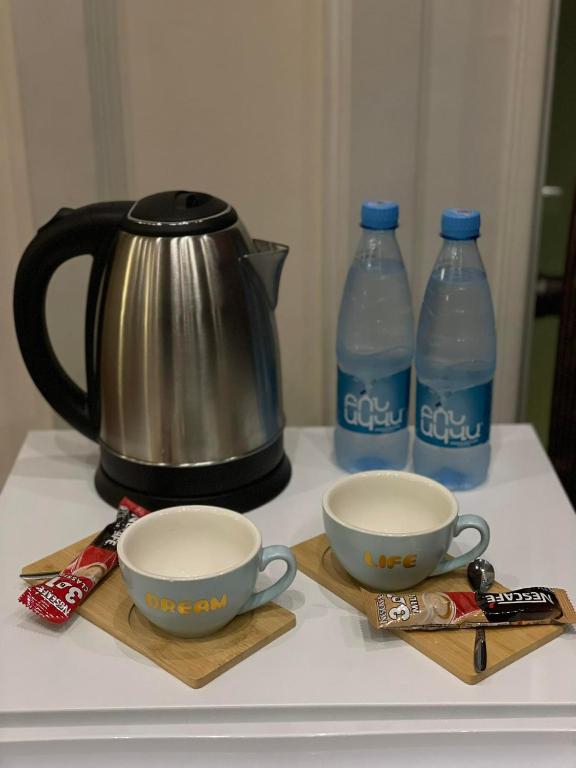 Příslušenství pro přípravu čaje a kávy v ubytování Dostoevsky Hotel Աղ ու Հաց FOOD COURT