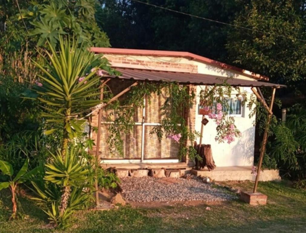 una pequeña casa con cenador en un patio en Amor amor, en San Luis