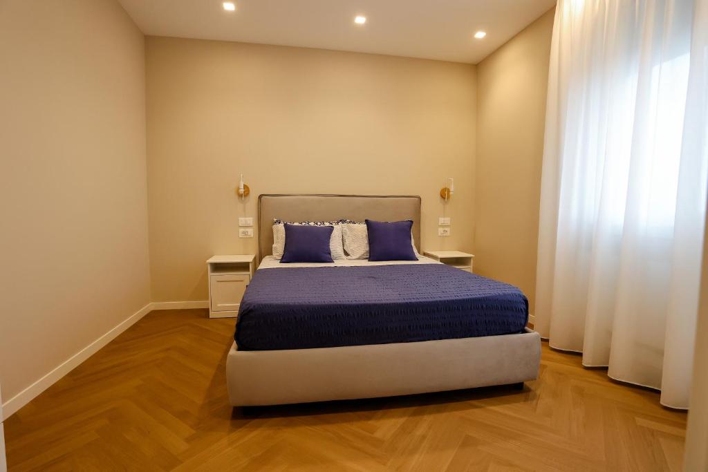 una camera con letto e piumone blu di T&L-Home a Reggio di Calabria