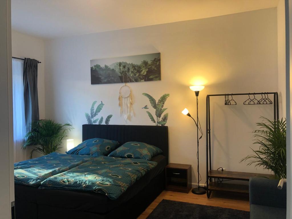una camera con letto, lampada e specchio di Grüne Oase mit Balkon & Netflix I EG a Duisburg