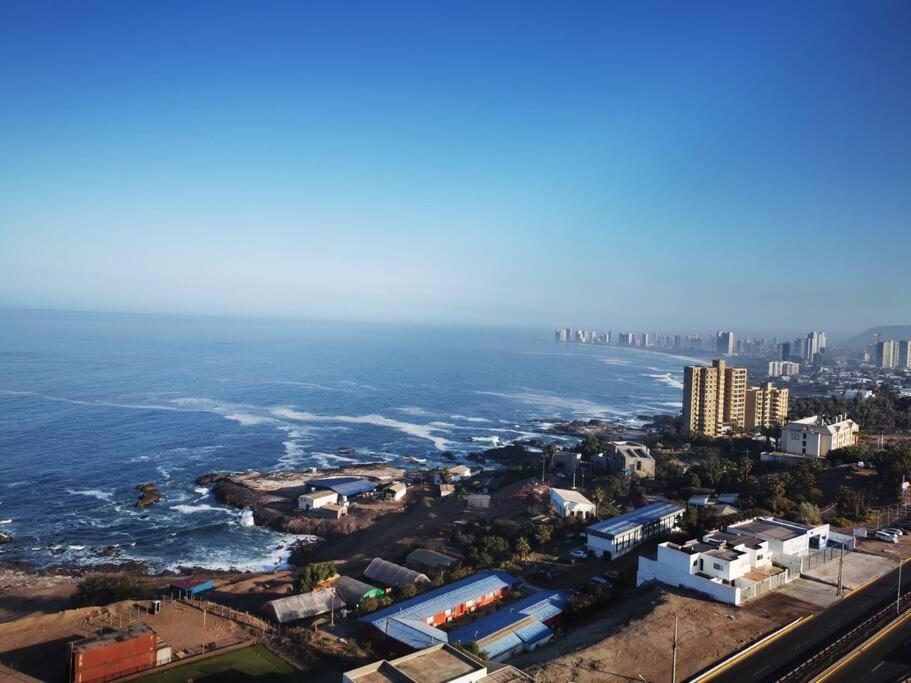 una vista aérea del océano y de la ciudad en frente a playa vista panorámica Departamento 3 Habitaciones 2 Baños Iquique en Iquique