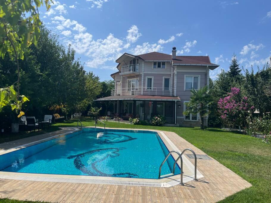 une grande piscine en face d'une maison dans l'établissement Villa Elysium, à Gebze