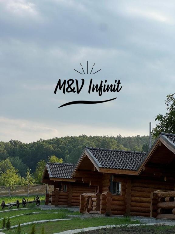 una baita con la scritta "Mexiki Institute" davanti di M&V Infinit a Sălătrucel