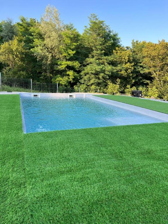 Piscina di M&V Infinit o nelle vicinanze