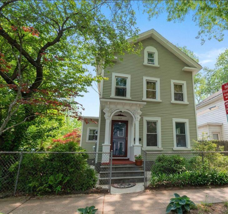 Beautiful Studio Apartment in Historic House photo
