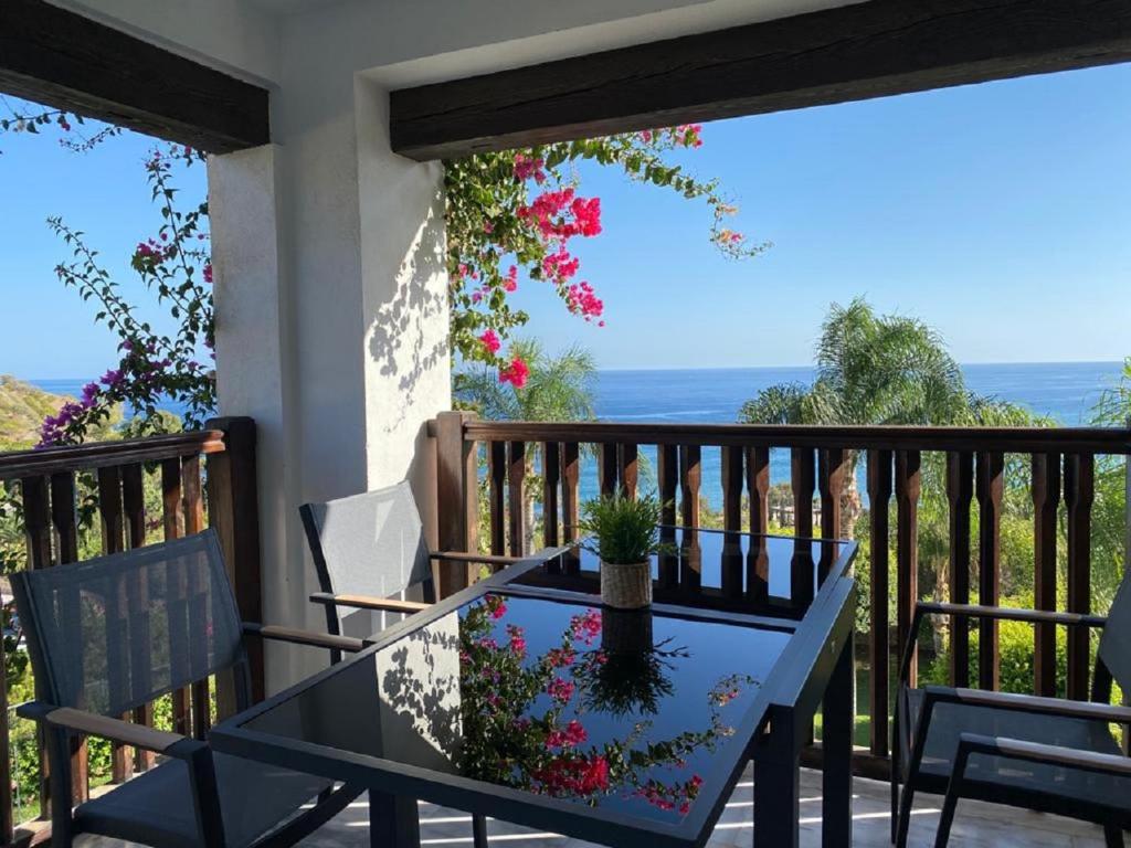 una mesa en un balcón con vistas al océano en Sunandsea apartment, en Almuñécar