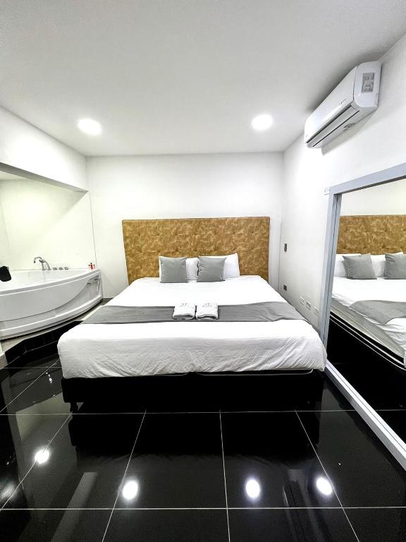 Postel nebo postele na pokoji v ubytování Orbe Hotel Medellín