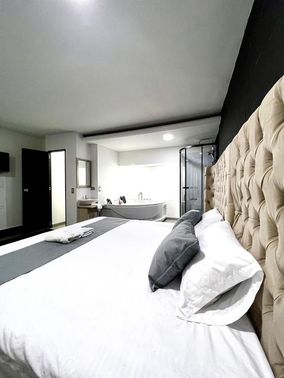 Postel nebo postele na pokoji v ubytování Orbe Hotel Medellín