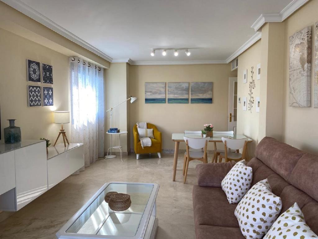Posedenie v ubytovaní Sunandsea apartment