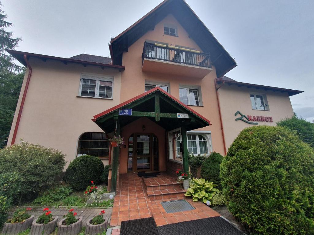 a large house with a door and a balcony at Karkoz Karpacz in Karpacz