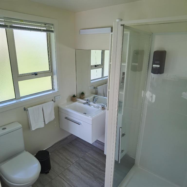 Kea by the Lake - Resim 24