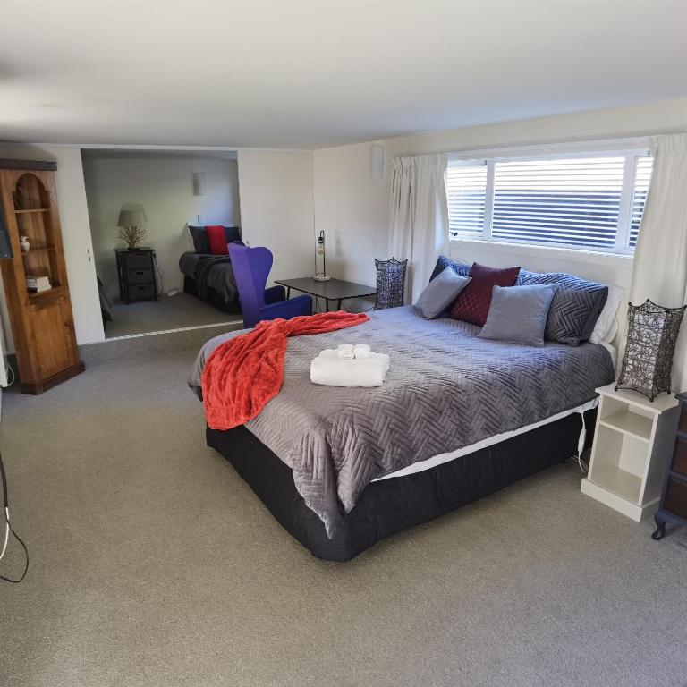 Kea by the Lake - Resim 28