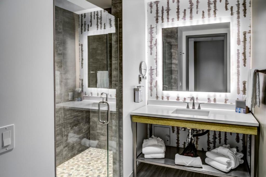 Red Hawk Resort & Casino - Deluxe Queen Room