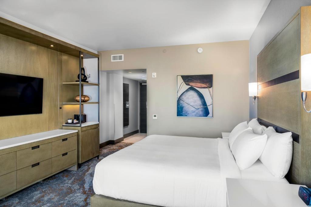 Red Hawk Resort & Casino - Deluxe King Room
