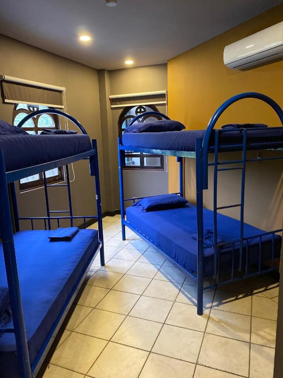 Postel nebo postele na pokoji v ubytování Alajuela Backpackers Airport Hostel