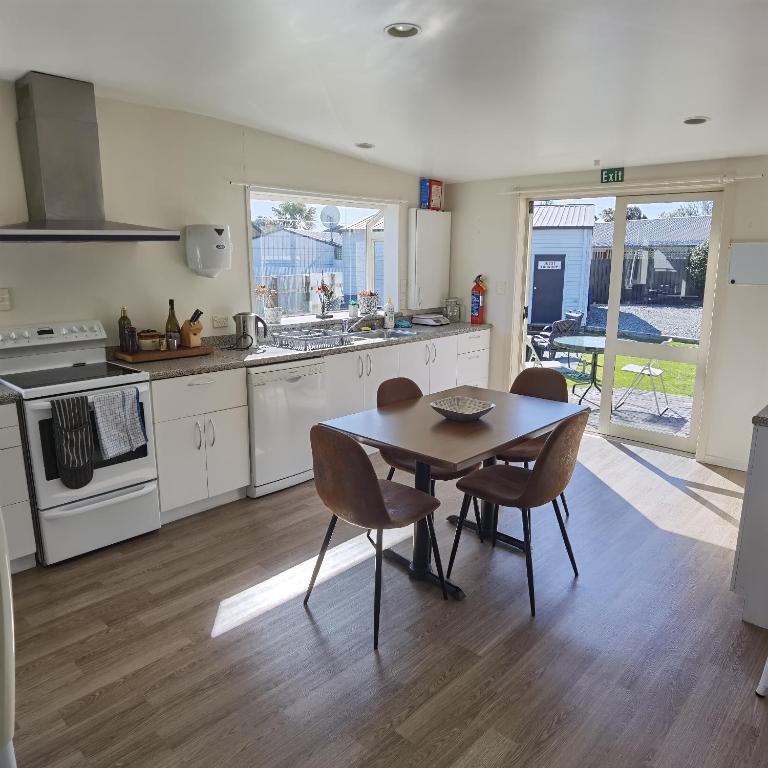 Kea by the Lake - Resim 4