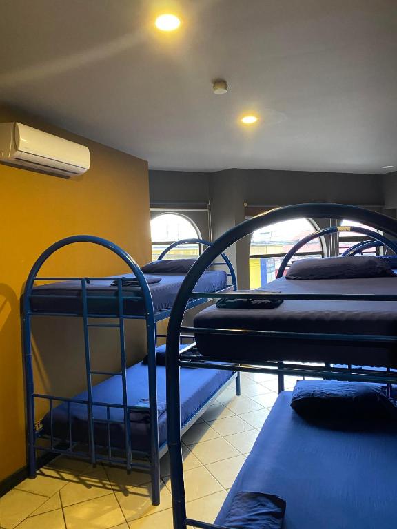 Postel nebo postele na pokoji v ubytování Alajuela Backpackers Airport Hostel