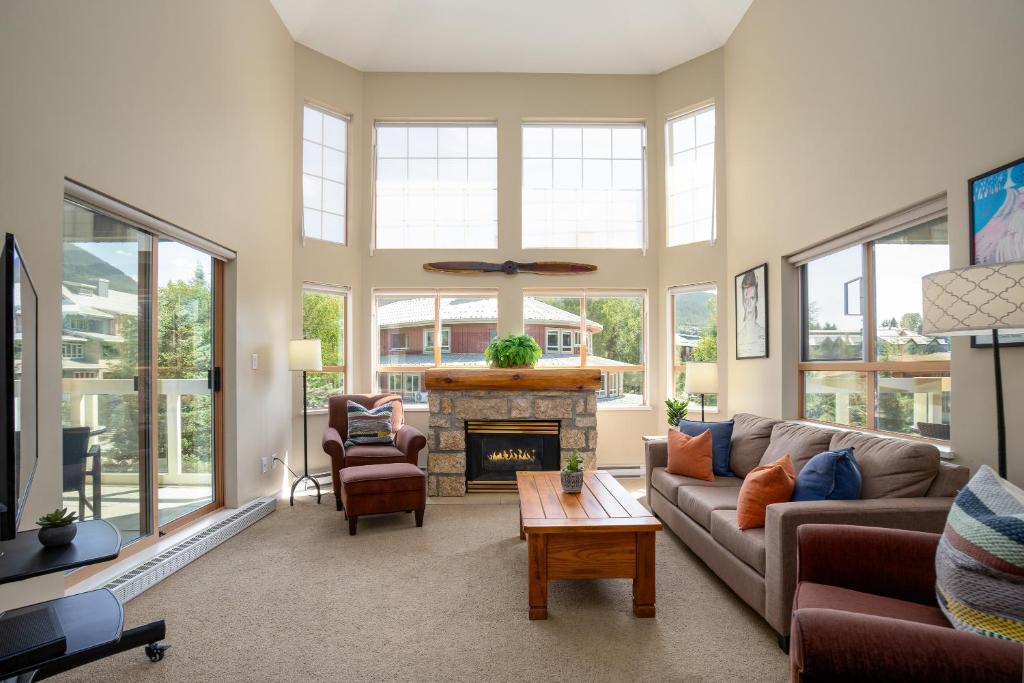 Ideally located lofted 3 Bedroom Suite