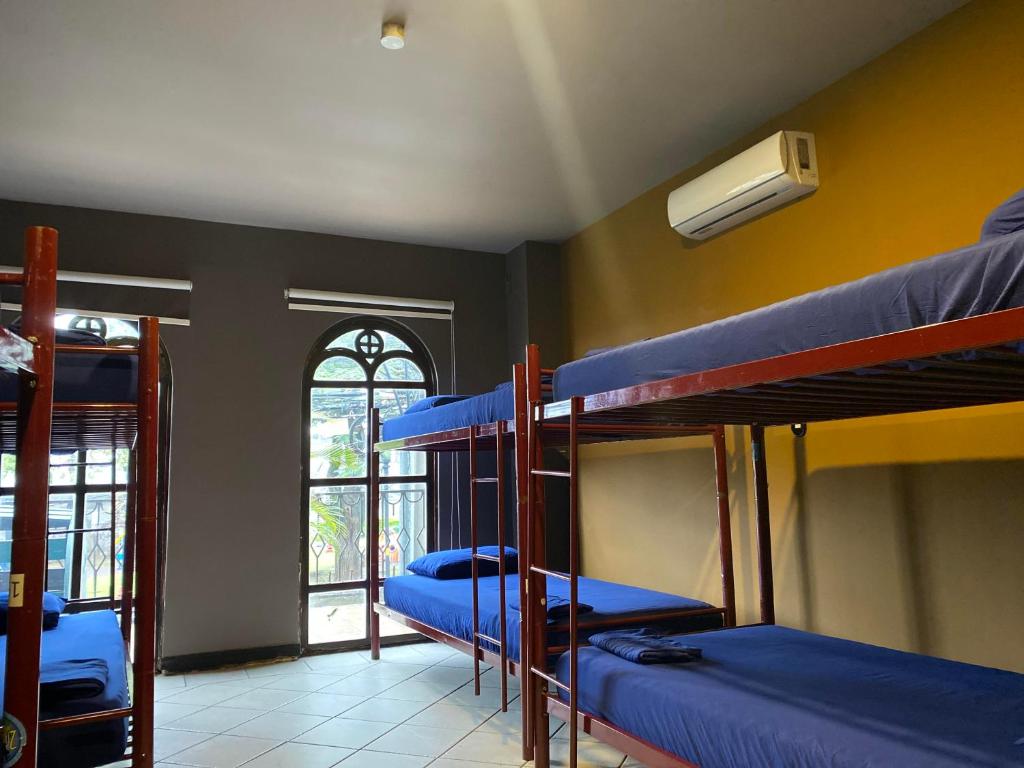 Postel nebo postele na pokoji v ubytování Alajuela Backpackers Airport Hostel