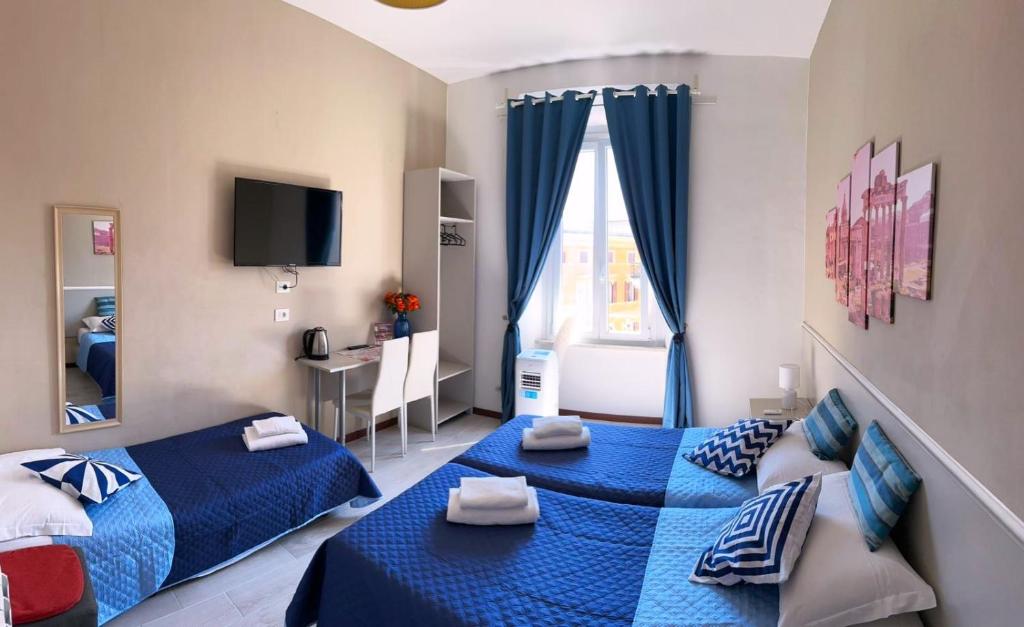 羅馬的住宿－B&B Girasole Guesthouse，一间卧室设有两张床和窗户。
