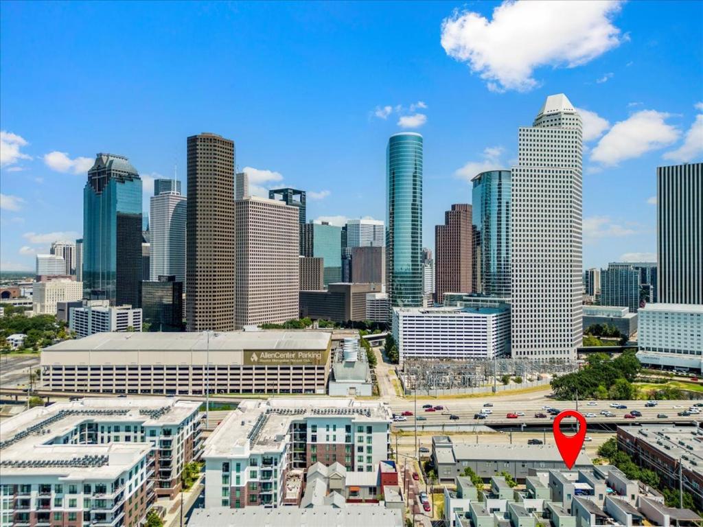 vista sullo skyline della città con un marcatore rosso di Luxe 3 Story Townhome with Downtown View Near NRG Stadium Centrally Located Walkable To Popular Restaurants sleeps 8 a Houston