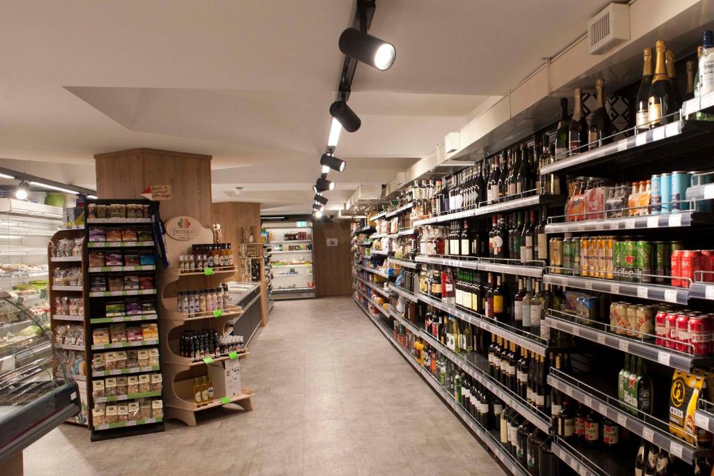 Supermarket nebo jiné obchody v  apartmánu nebo okolí