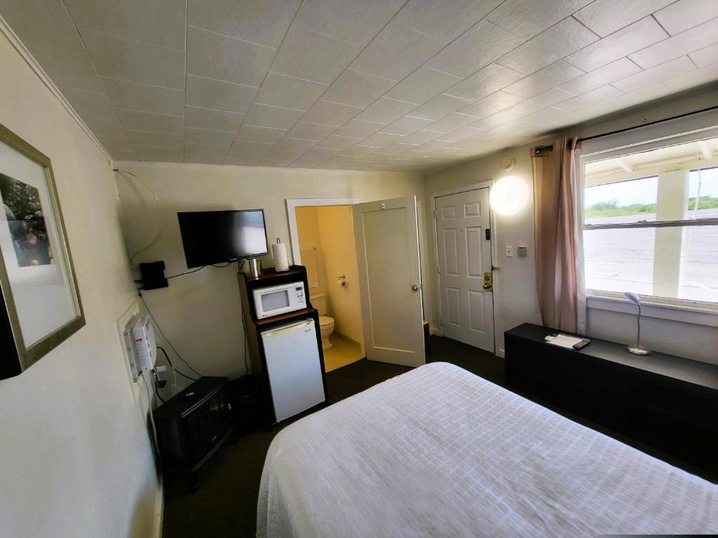 Rose's Motel photo
