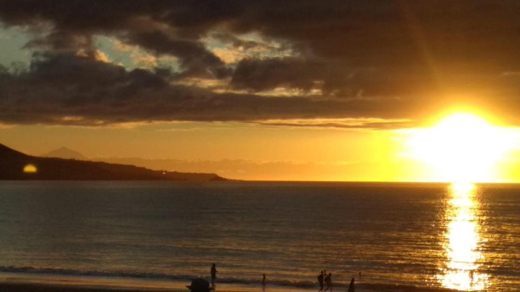 un tramonto sull'oceano con persone sulla spiaggia di El Mirador de Ana 4A a Las Palmas de Gran Canaria