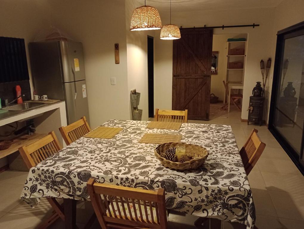 een eetkamer met een tafel met een mand erop bij Excelente casa de huspedes in Manuel B. Gonnet