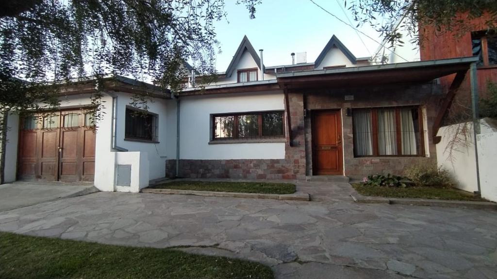 una gran casa blanca con entrada para coches en La Querencia Esquel, en Esquel