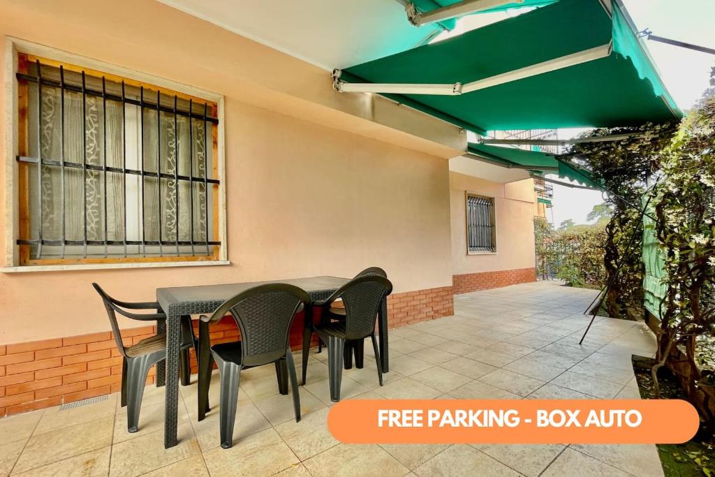 un patio con mesa y sillas y un edificio en Quadrilocale Free Parking, en Loano
