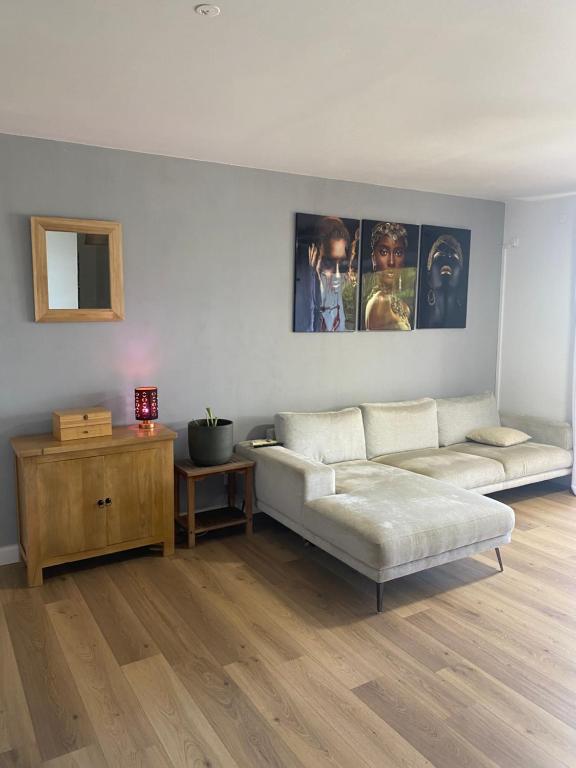 - un salon avec un canapé et une table dans l'établissement Magnifique appartement à Petit-Havre Le Gosier Guadeloupe, au Gosier