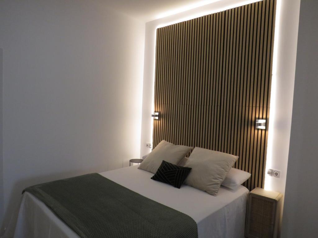 Schlafzimmer mit einem Bett und einem großen Fenster in der Unterkunft Venerable 15A in Córdoba