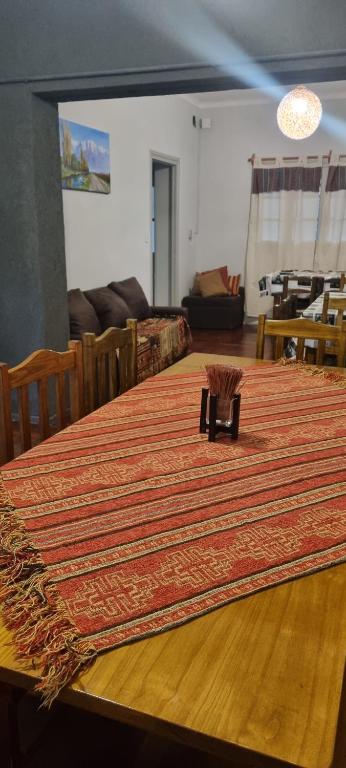 una mesa de madera con una alfombra encima en Hostel Black Lions en Mendoza