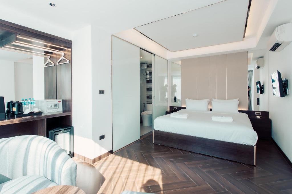 Ein Bett oder Betten in einem Zimmer der Unterkunft Riverside Hotel