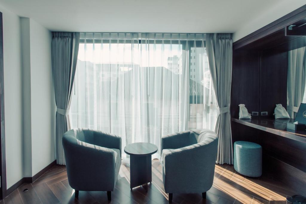 Ein Sitzbereich in der Unterkunft Riverside Hotel