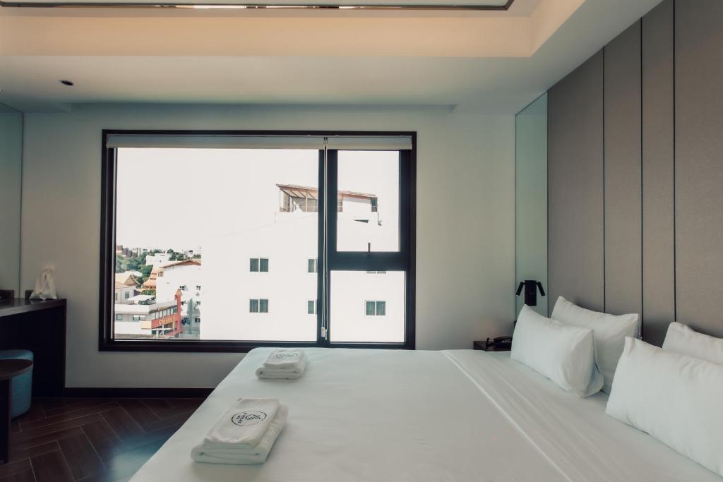 Ein Bett oder Betten in einem Zimmer der Unterkunft Riverside Hotel