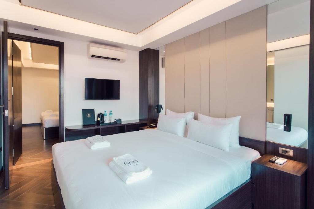 Ein Bett oder Betten in einem Zimmer der Unterkunft Riverside Hotel