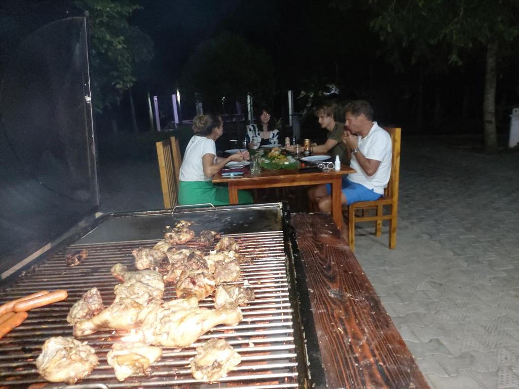 Gril dostupný pro hosty v hotelu