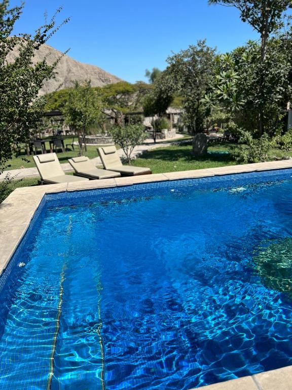 Bazén v ubytování Refugio de Santiago Ecolodge nebo v jeho okolí