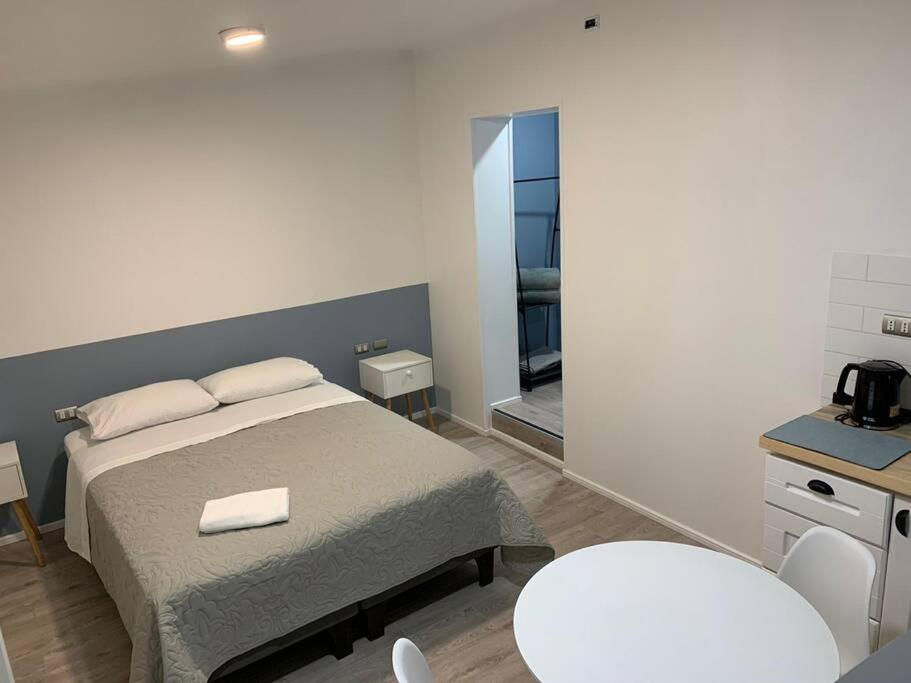 1 dormitorio con cama, mesa y espejo en departamento leon gallo (e), en Temuco