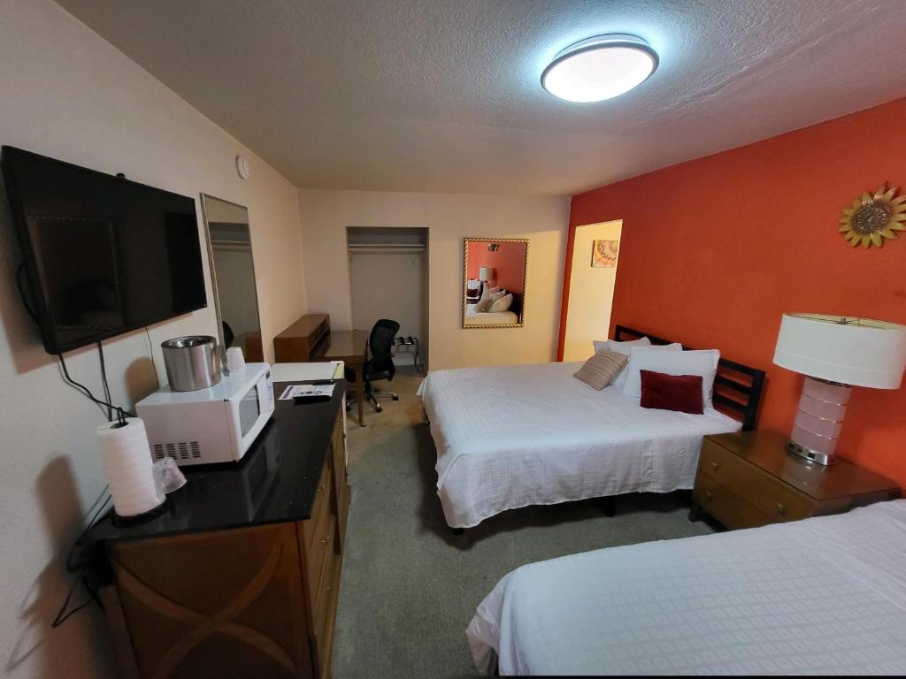 Rose's Motel photo