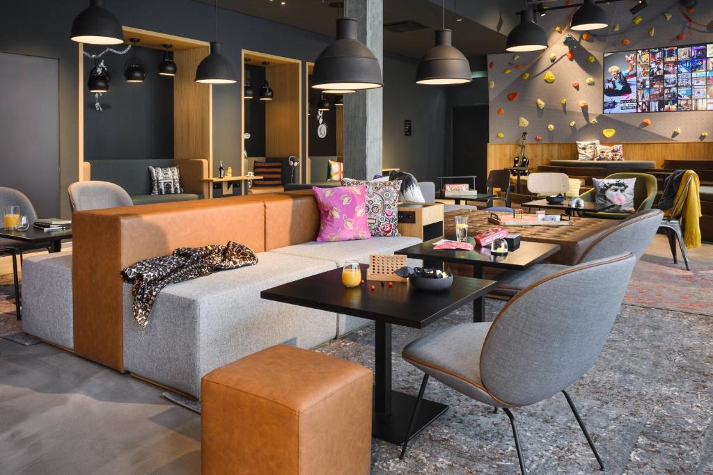 Posezení v ubytování Moxy Dresden Neustadt
