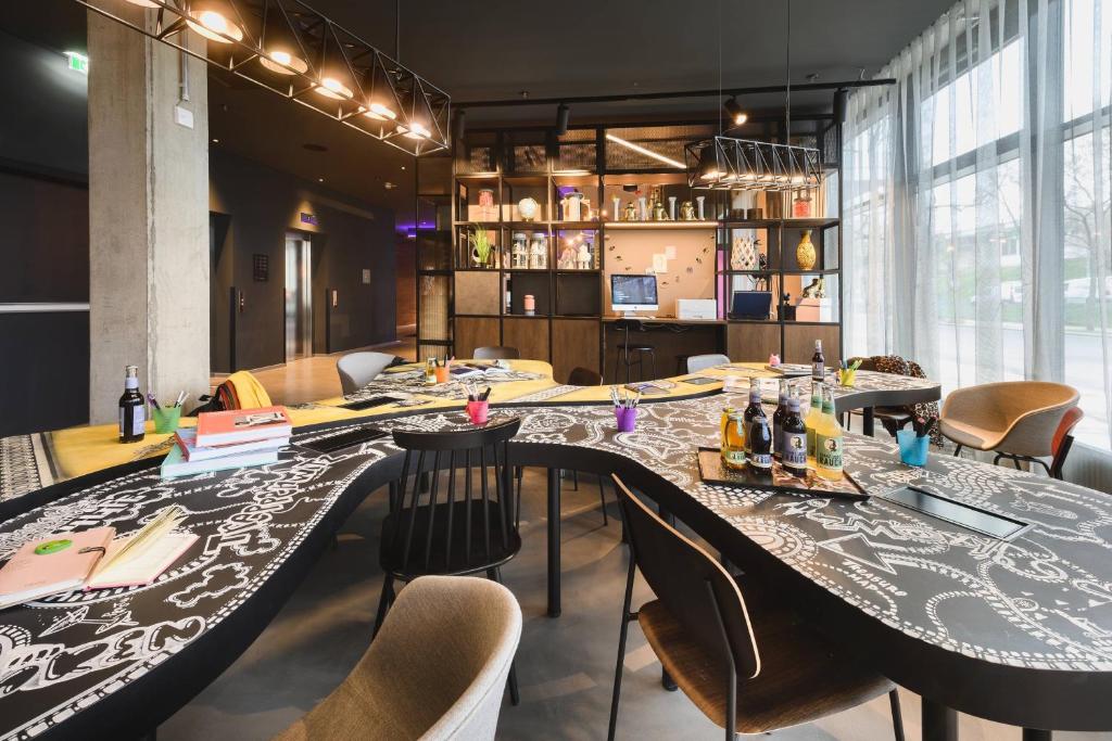 Moxy Dresden Neustadt - Resim 11